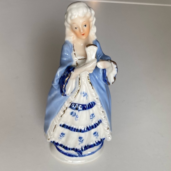 Vintage Elegant Blue and White Porcelain Figurine with Gold accents - Picture 5 of 13